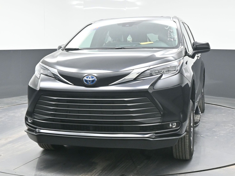 Black Toyota Sienna image number 1