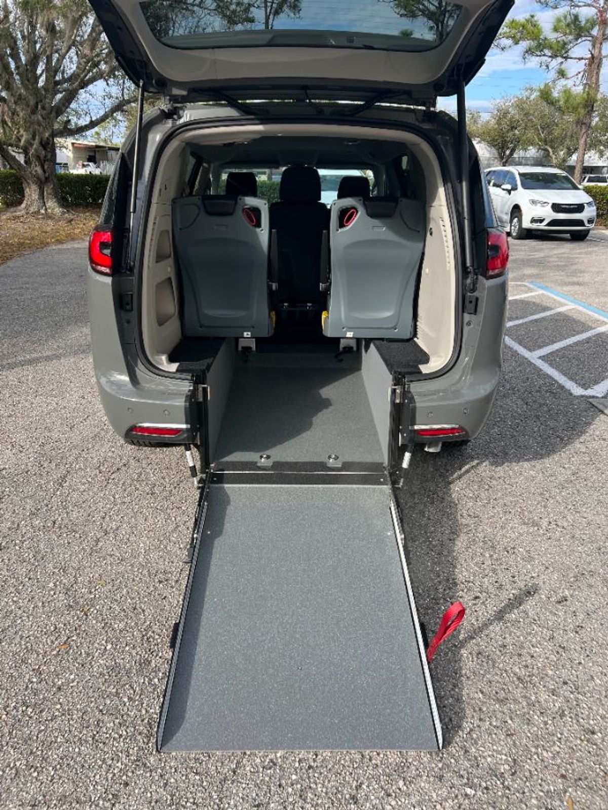 Grey Chrysler Pacifica image number 9