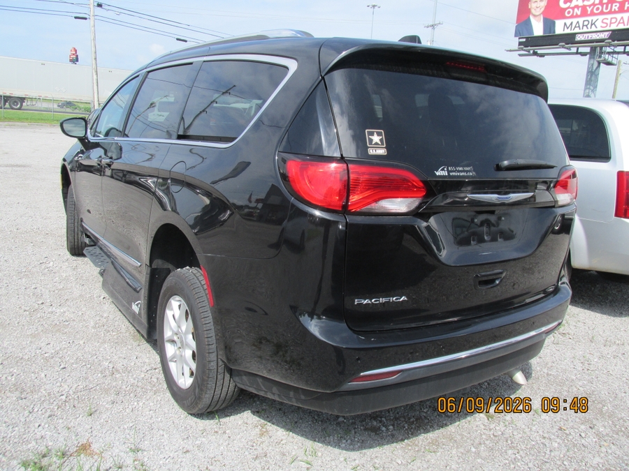 Black Chrysler Pacifica image number 7