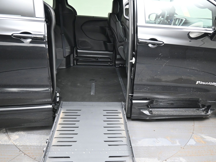 Black Chrysler Pacifica image number 11