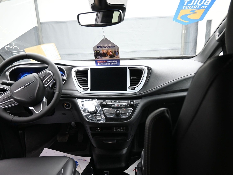 Black Chrysler Pacifica image number 12