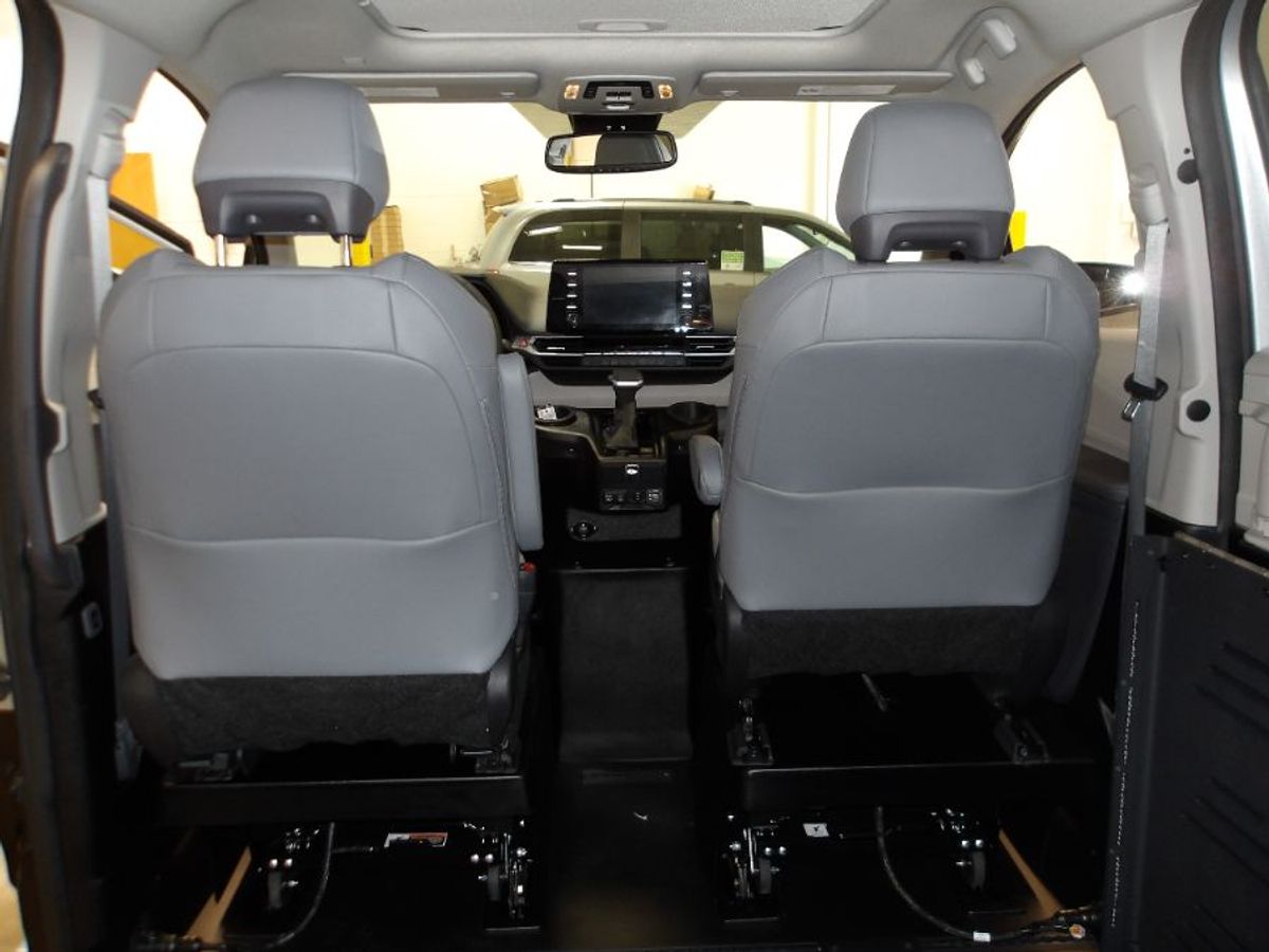 Silver Toyota Sienna image number 14