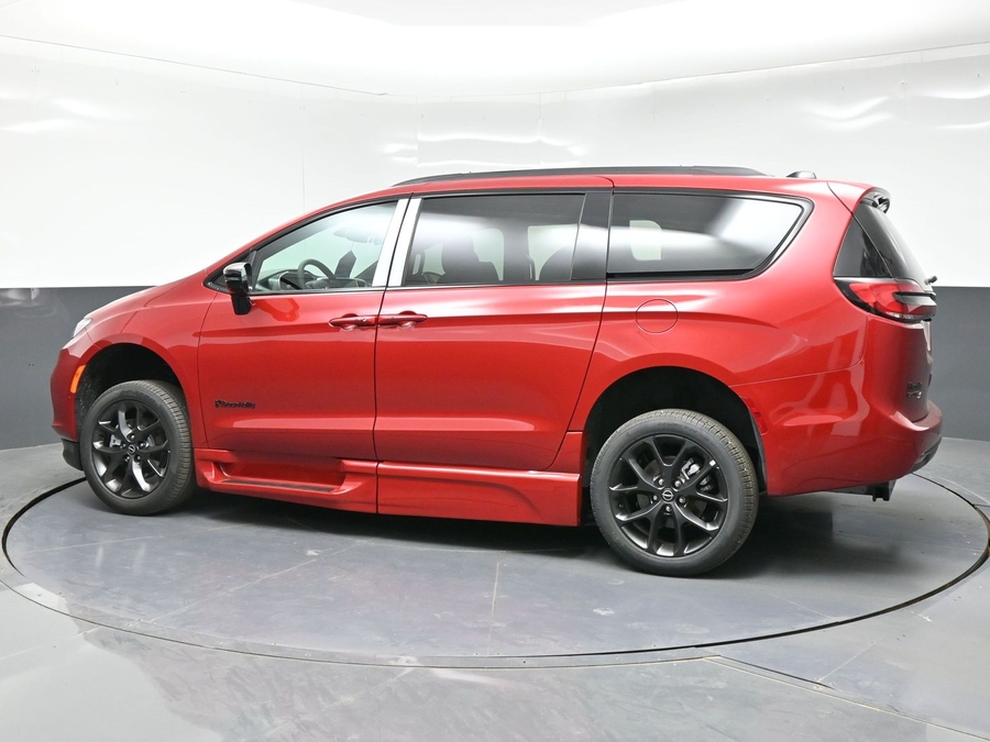 New 2026 Chrysler Pacifica Select Sport - BraunAbility Side Entry Entry In Floor Automatic Ramp