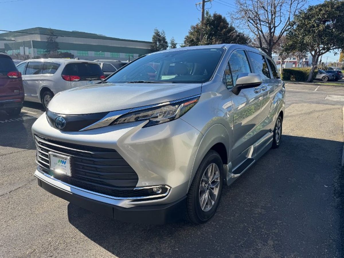 Silver Toyota Sienna image number 2