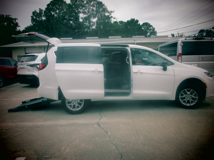 White Chrysler Pacifica image number 1