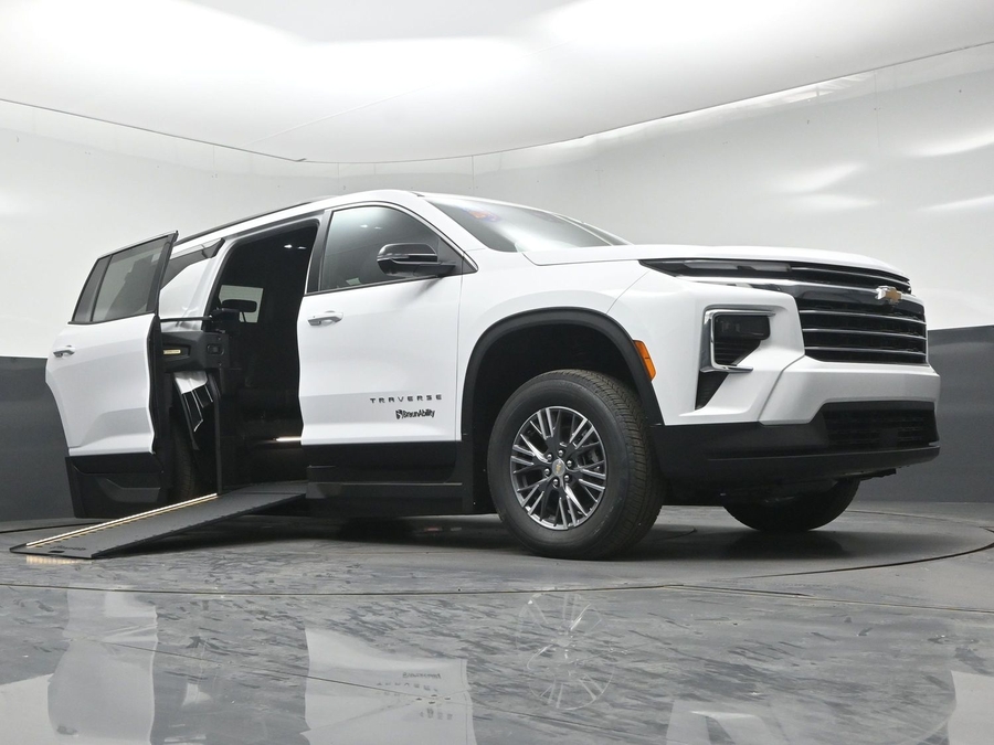 New 2026 Chevrolet Traverse 1LT - BraunAbility Side Entry In Floor Automatic Ramp