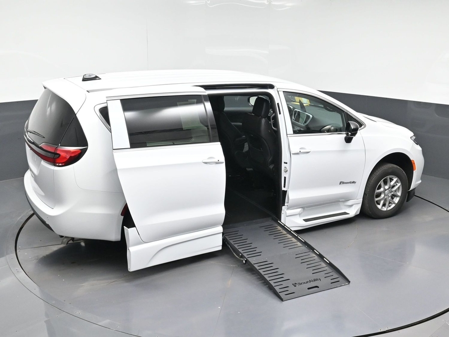 White Chrysler Pacifica image number 22