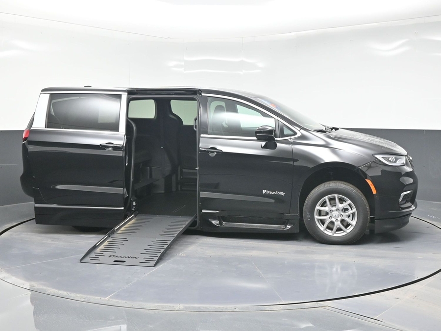 Black Chrysler Pacifica image number 7