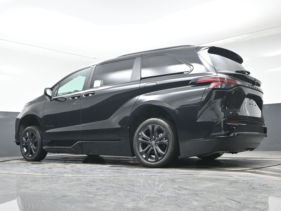 Black Toyota Sienna image number 20