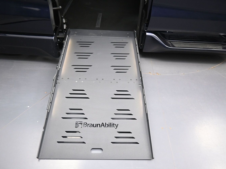 New 2026 Toyota Sienna Hybrid XLE Base - BraunAbility Side Entry Entry Fold Out Automatic Ramp