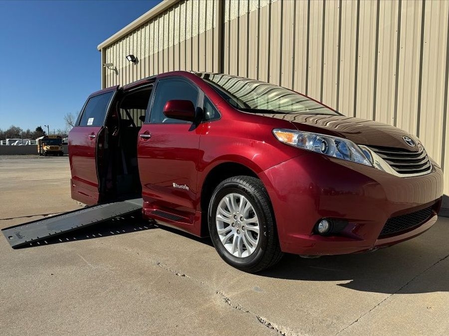 Used 2016 Toyota Sienna XLE - BraunAbility Side Entry In Floor Automatic Ramp