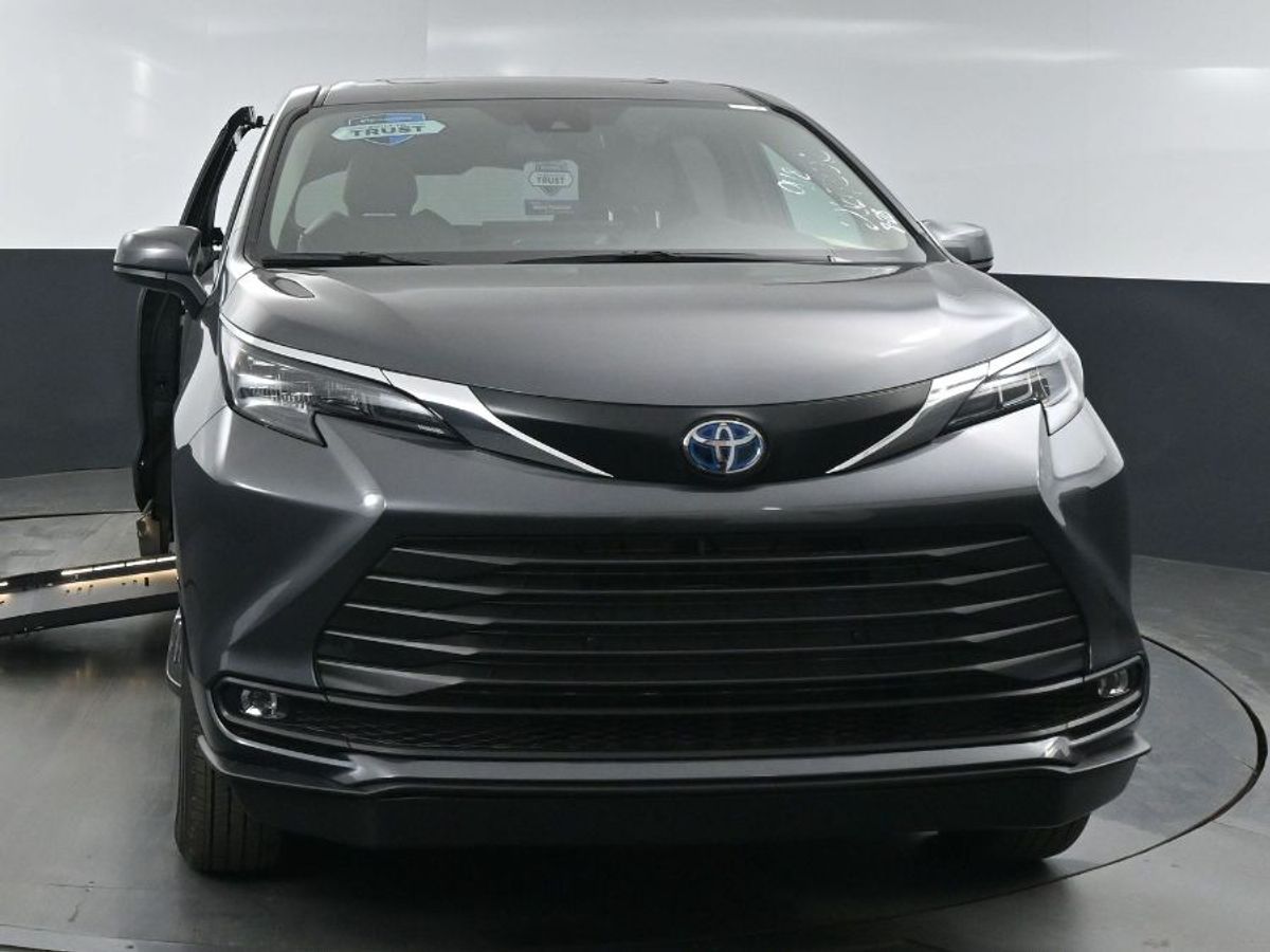 Grey Toyota Sienna image number 1