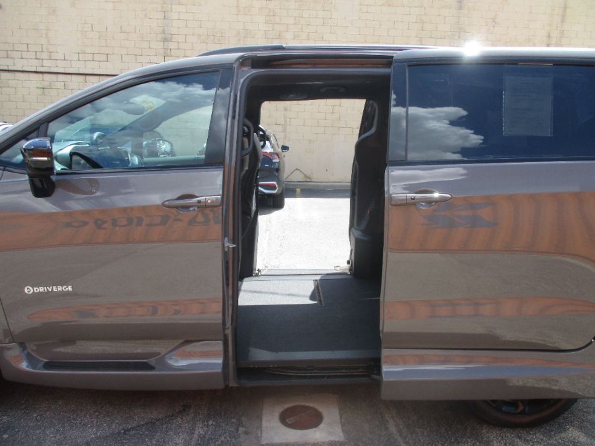 Grey Chrysler Pacifica image number 8