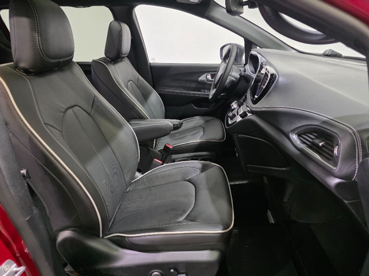 Red Chrysler Pacifica image number 18