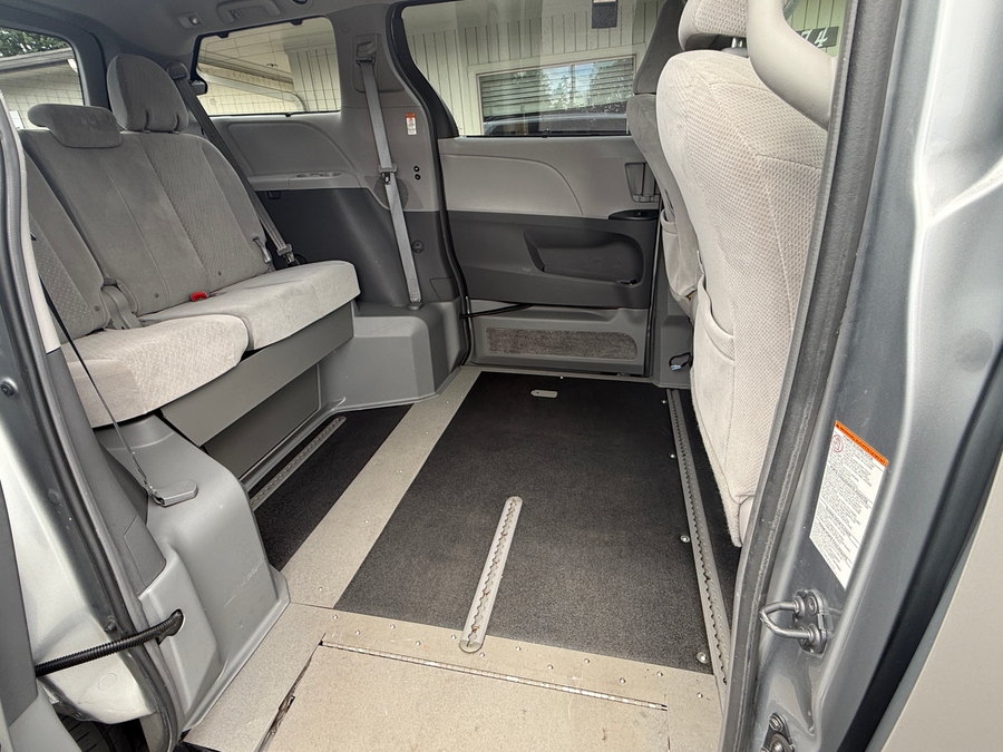 Used 2017 Toyota Sienna LE - VMI Side Entry Entry In Floor Automatic Ramp