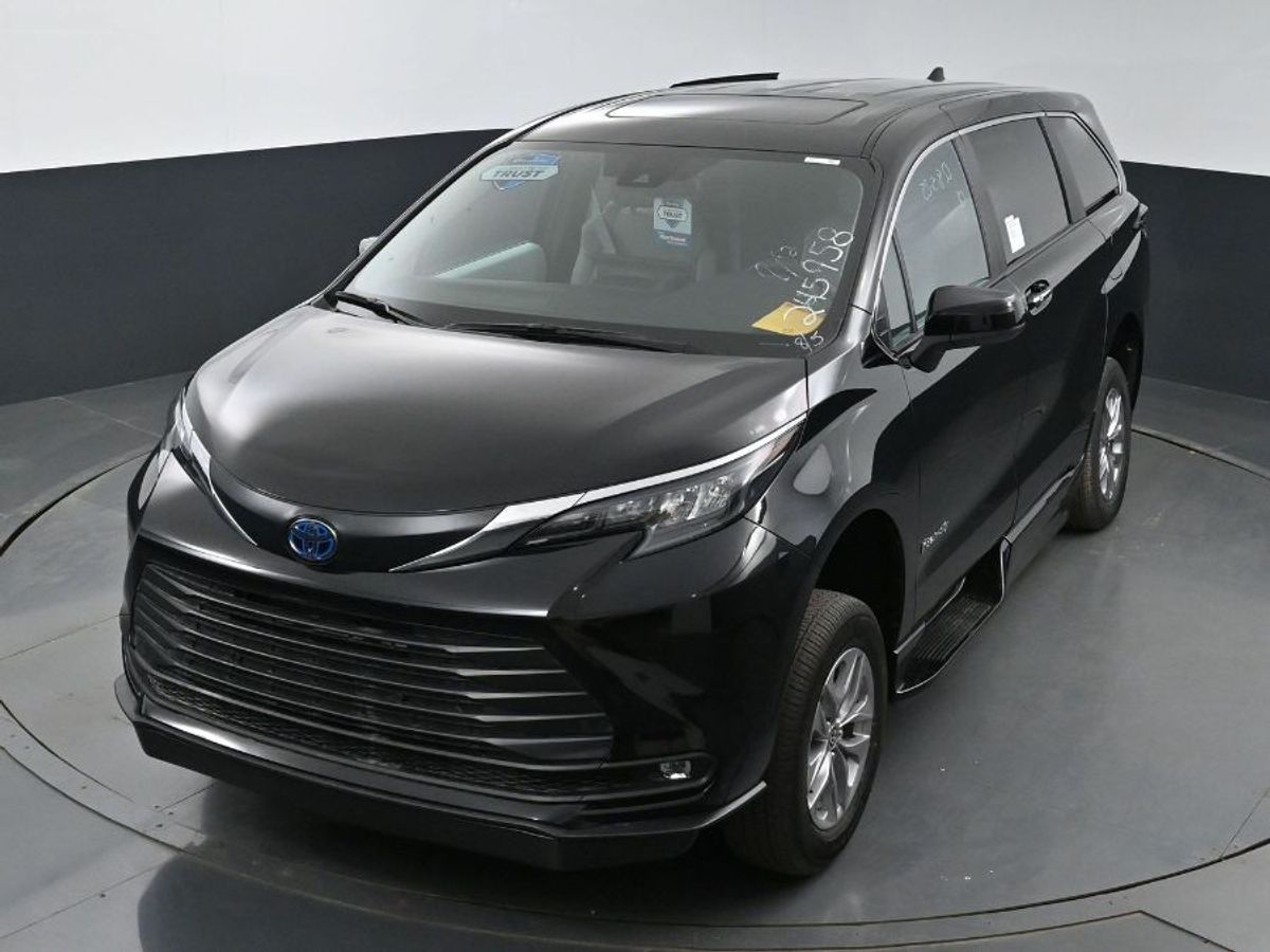 Black Toyota Sienna image number 23