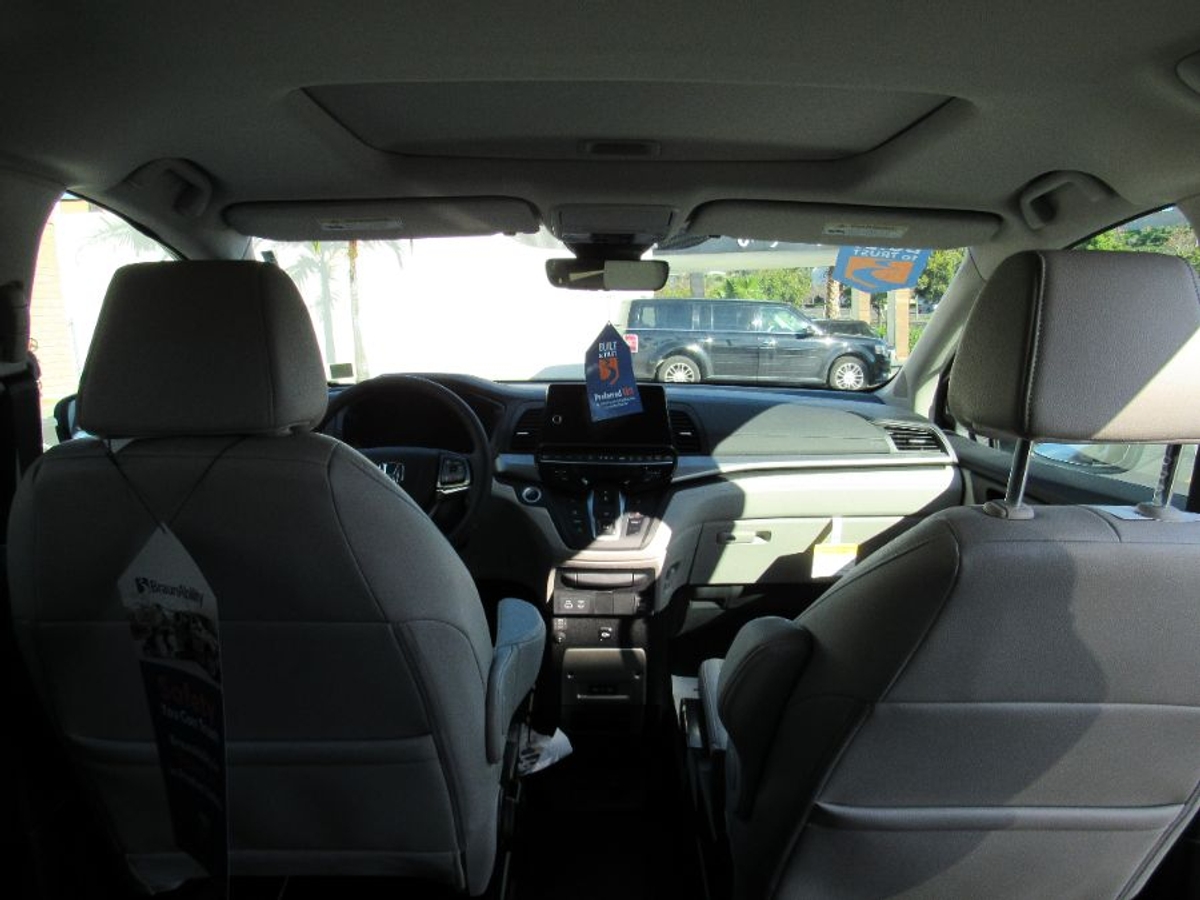Blue Honda Odyssey image number 11