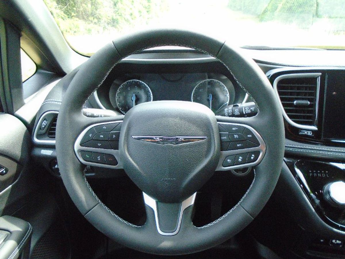 Número de imagen Chrysler Pacifica negro 2