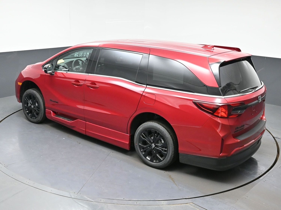 Red Honda Odyssey image number 21
