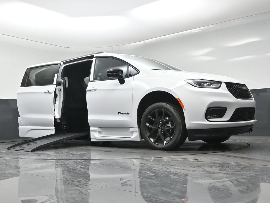 White Chrysler Pacifica image number 15