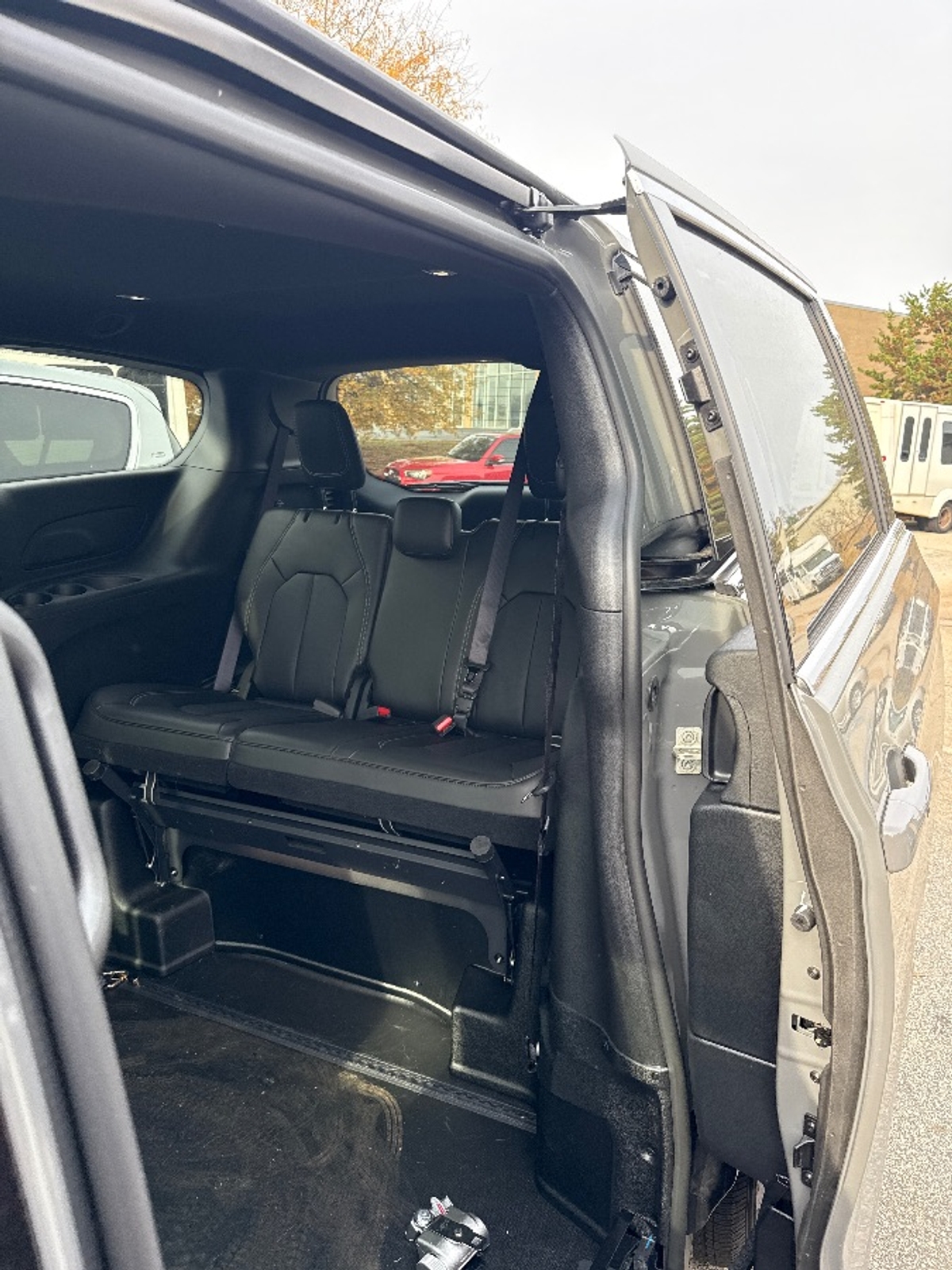 Grey Chrysler Pacifica image number 4