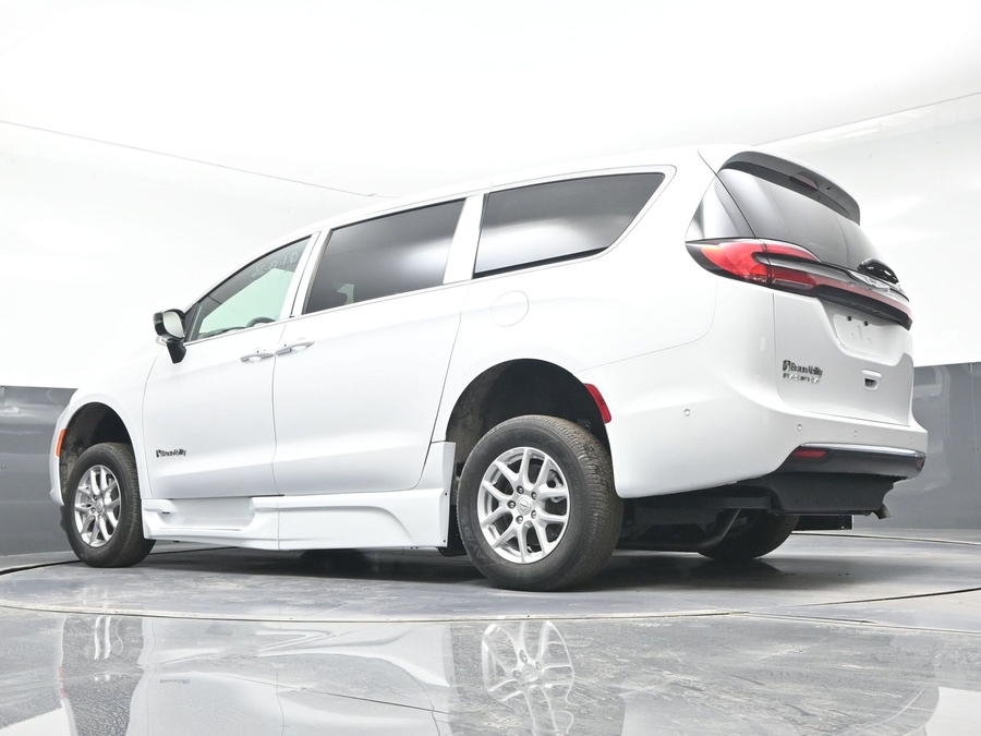 New 2025 Chrysler Pacifica Select Safety - BraunAbility Side Entry Entry Fold Out Automatic Ramp