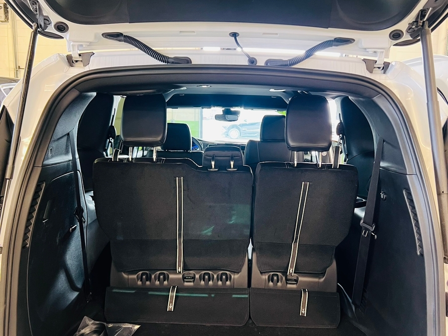 White Chrysler Pacifica image number 4