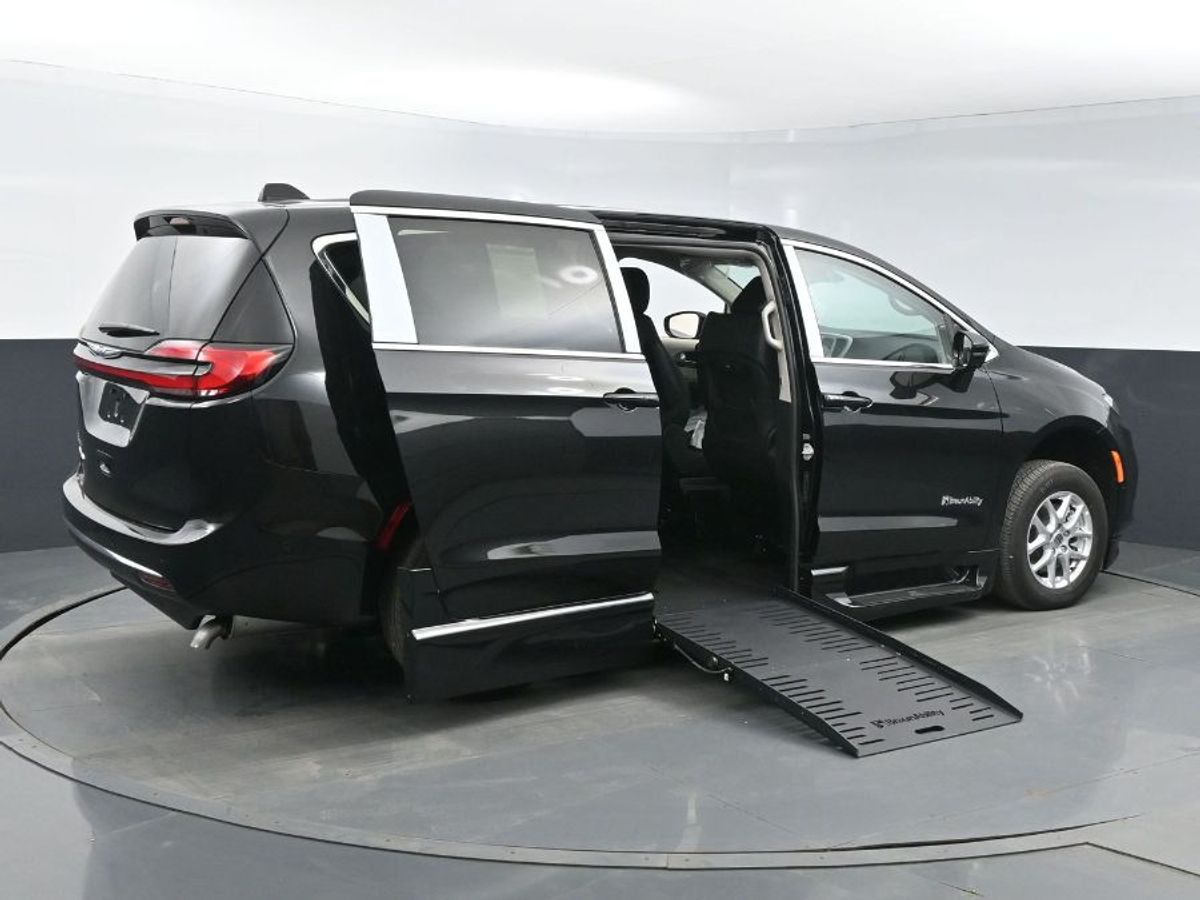 Black Chrysler Pacifica image number 23