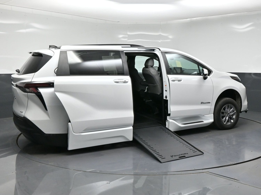 New 2026 Toyota Sienna Hybrid XLE Add - BraunAbility Side Entry In Floor Automatic Ramp