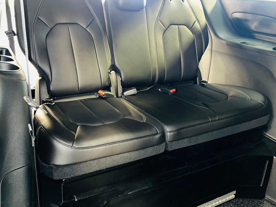 White Chrysler Pacifica image number 10