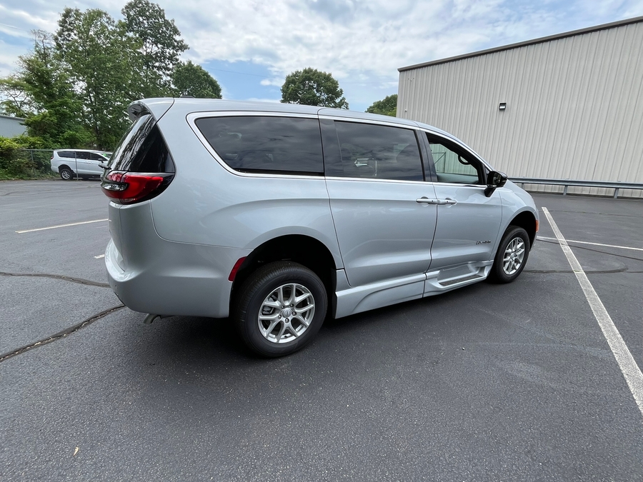 Silver Chrysler Pacifica image number 11