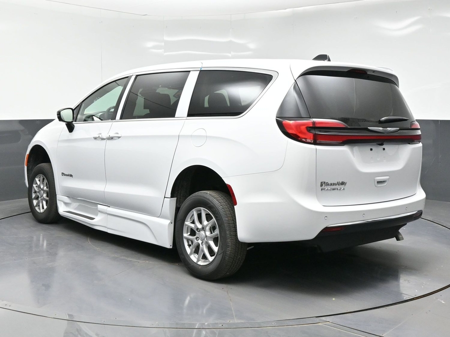 White Chrysler Pacifica image number 2