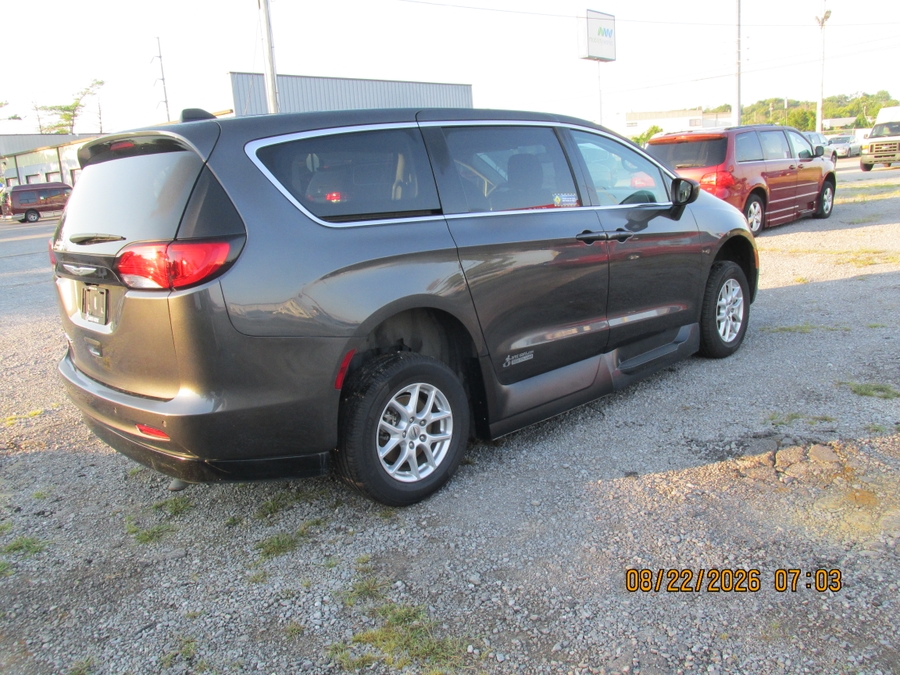 Granite Crystal Metallic Chrysler Voyager image number 14