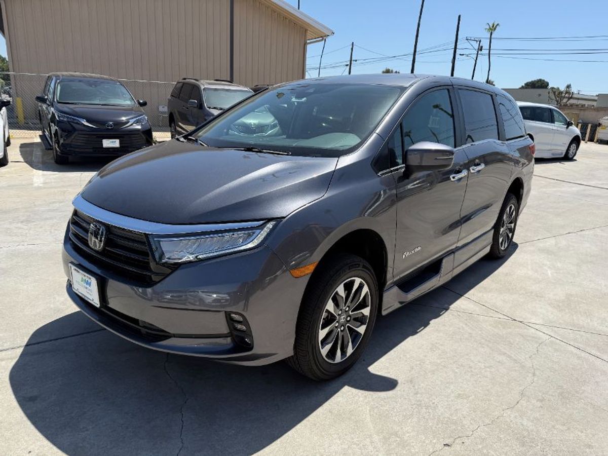 Grey Honda Odyssey image number 1