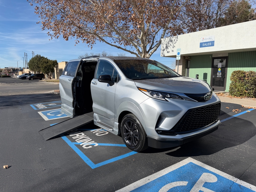 2024 Toyota Sienna XSE's photo