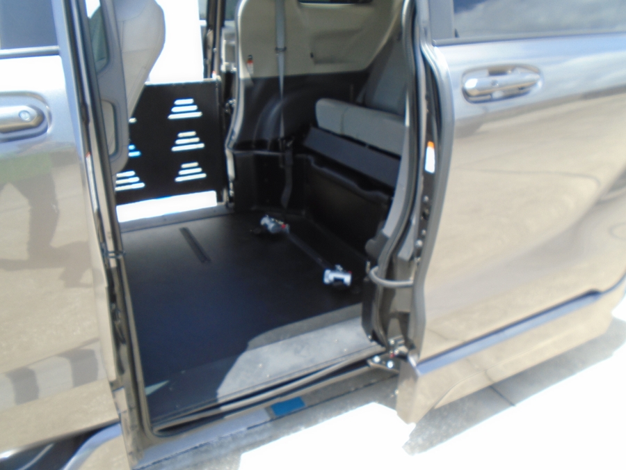 Grey Toyota Sienna image number 16