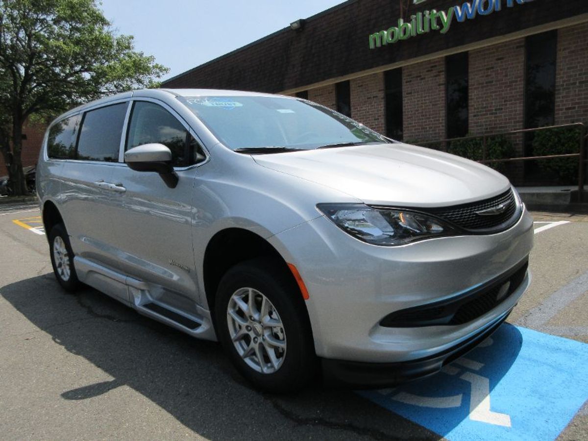 Silver Chrysler Voyager image number 5