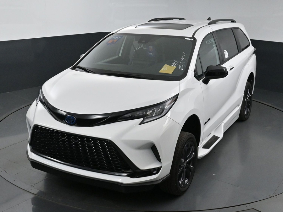 New 2025 Toyota Sienna Hybrid XSE Sport - BraunAbility Side Entry Entry In Floor Automatic Ramp