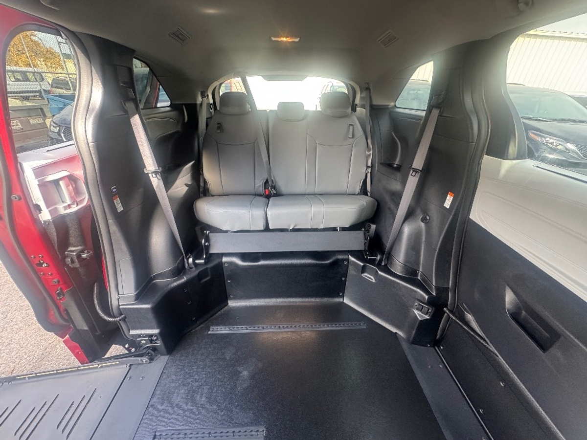 2025 TOYOTA SIENNA - Image 4