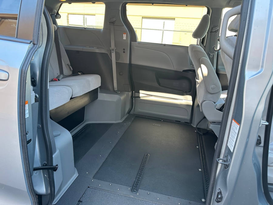 Used 2020 Toyota Sienna LE - VMI Side Entry Entry In Floor Automatic Ramp