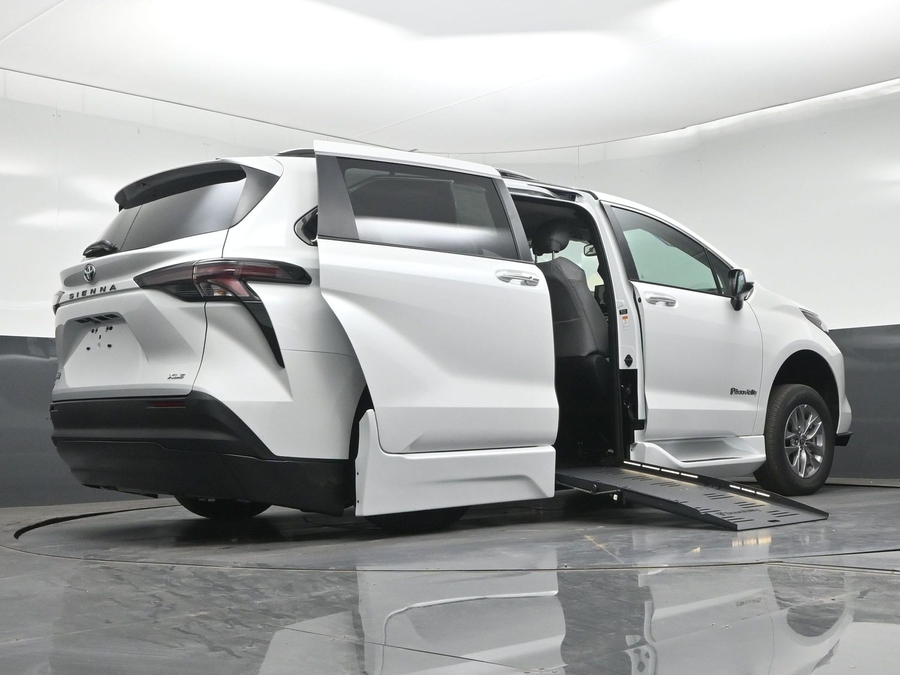 New 2026 Toyota Sienna Hybrid XLE Base - BraunAbility Side Entry Fold Out Automatic Ramp