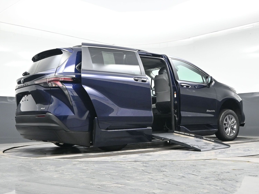 New 2026 Toyota Sienna Hybrid XLE Base - BraunAbility Side Entry Fold Out Automatic Ramp