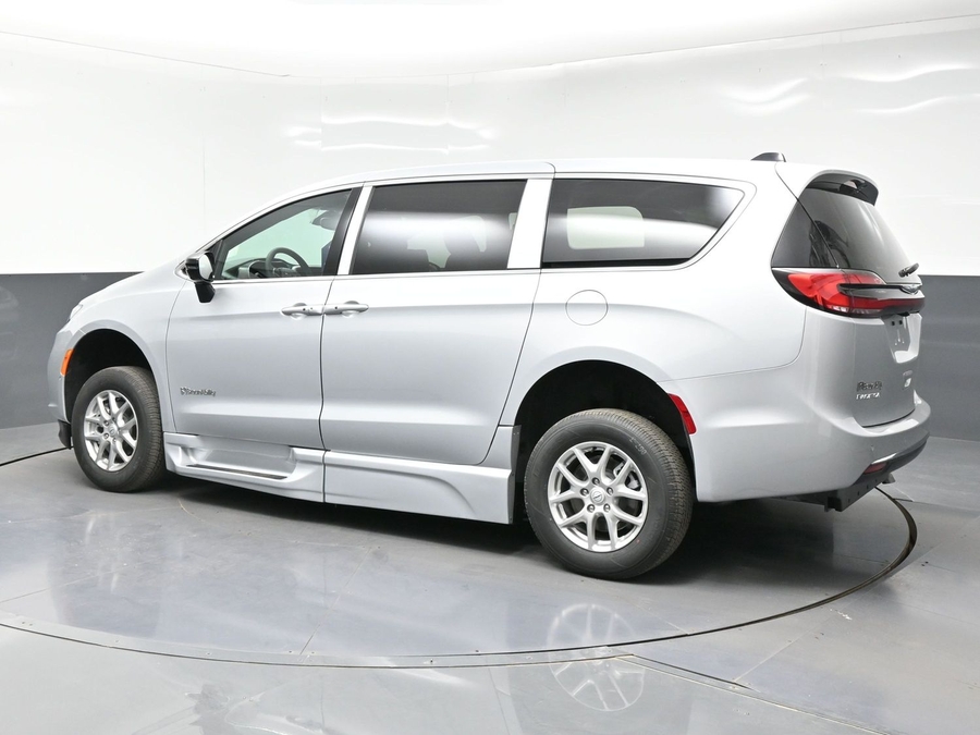 Silver Chrysler Pacifica image number 3