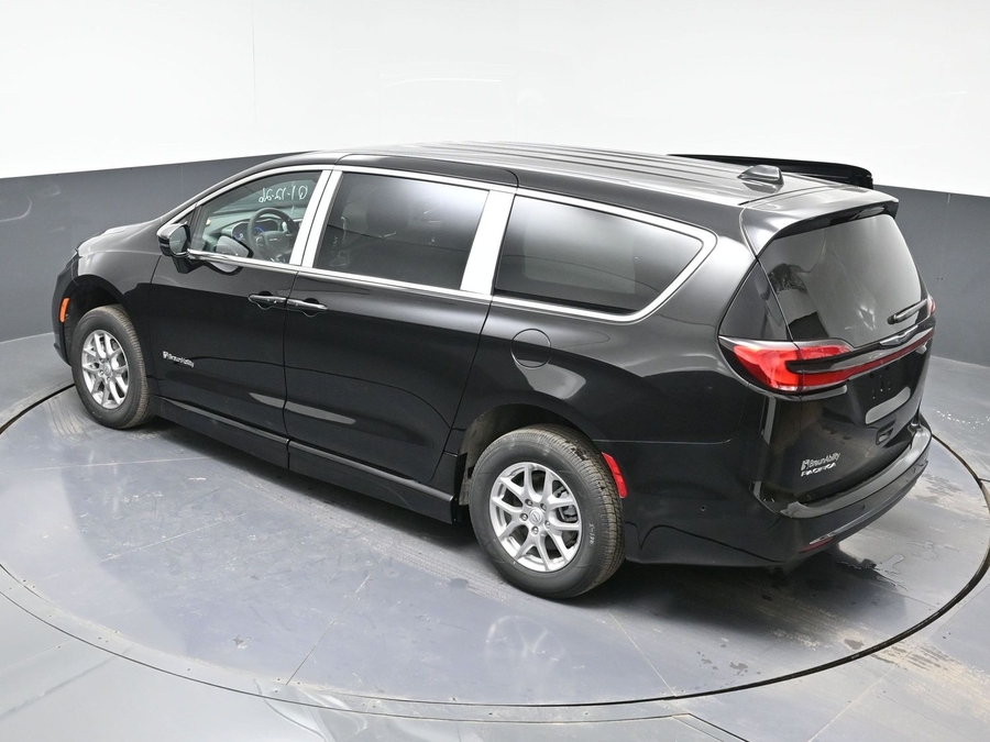 Black Chrysler Pacifica image number 24