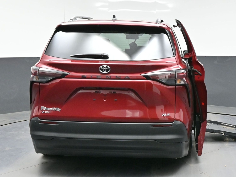 Red Toyota Sienna image number 1