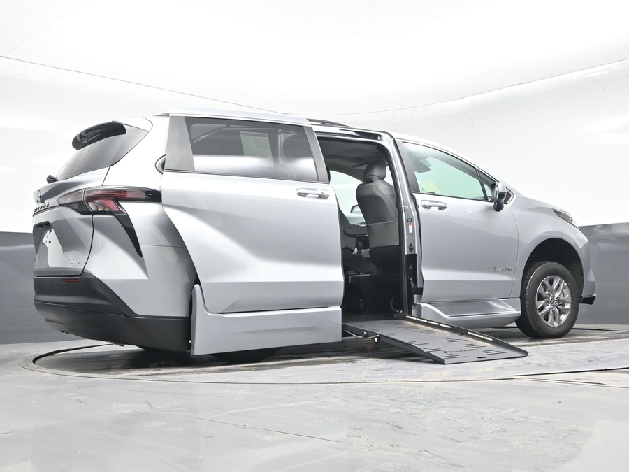 New 2025 Toyota Sienna Hybrid XLE Plus - BraunAbility Side Entry Entry Fold Out Automatic Ramp