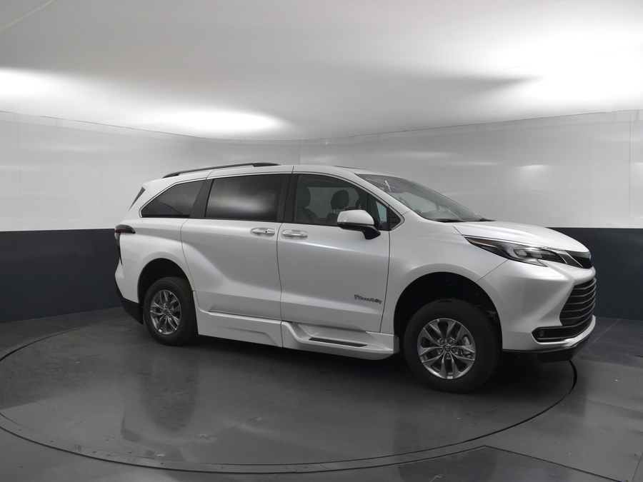 New 2025 Toyota Sienna Hybrid XLE Plus - BraunAbility Side Entry Entry In Floor Automatic Ramp