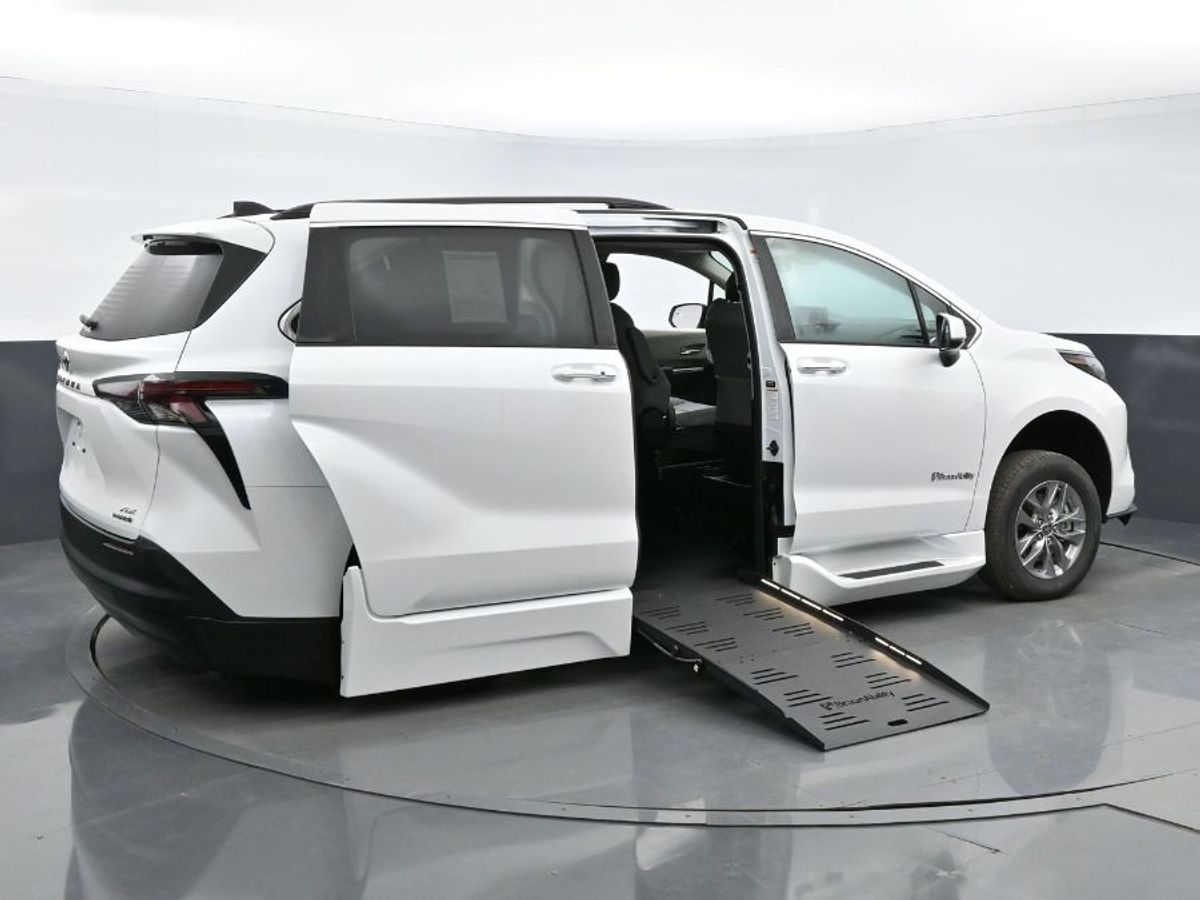 2023 Toyota Sienna XLE - Photo 24