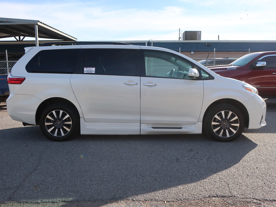 Used 2018 Toyota Sienna XLE - BraunAbility Side Entry Entry In Floor Automatic Ramp