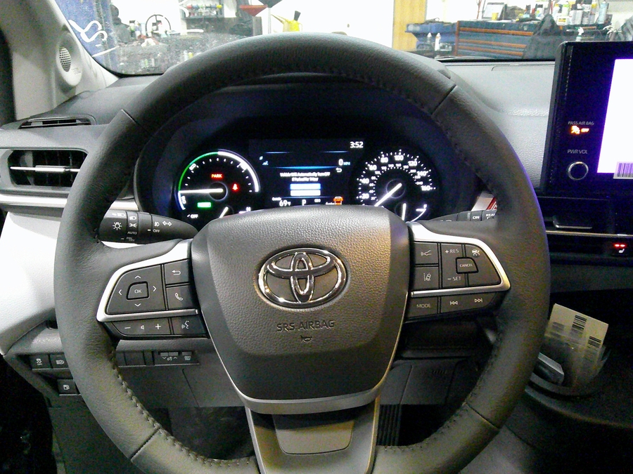 Black Toyota Sienna image number 17